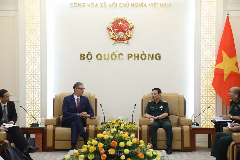 El general Phan Van Giang y el embajador saliente de Francia en Vietnam, Olivier Brochet (Foto: chinhphu.vn)
