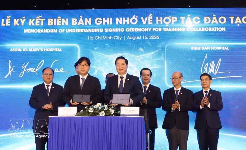 Los directivos del Hospital Binh Dan y del Hospital St. Mary de Seúl (Corea del Sur) firman un acuerdo de cooperación profesional. (Foto: VNA)