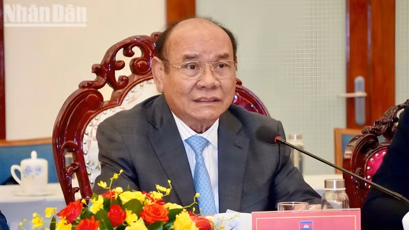 El general Pol Saroeun, asesor principal del rey y presidente del Comité Especial del Reino de Camboya, interviene en la reunión. (Foto: Le Thanh)