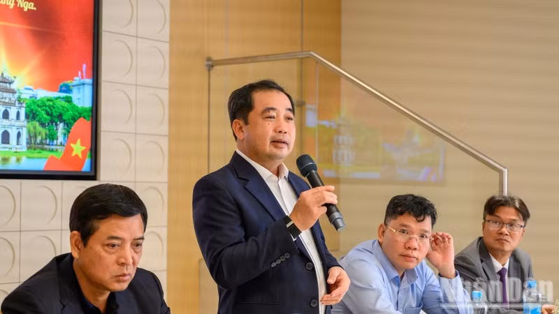 El secretario del Comité del Partido Comunista en Hanói, Tran Duc Thang, se reúne con representantes de la Asociación de Vietnamitas en San Petersburgo.