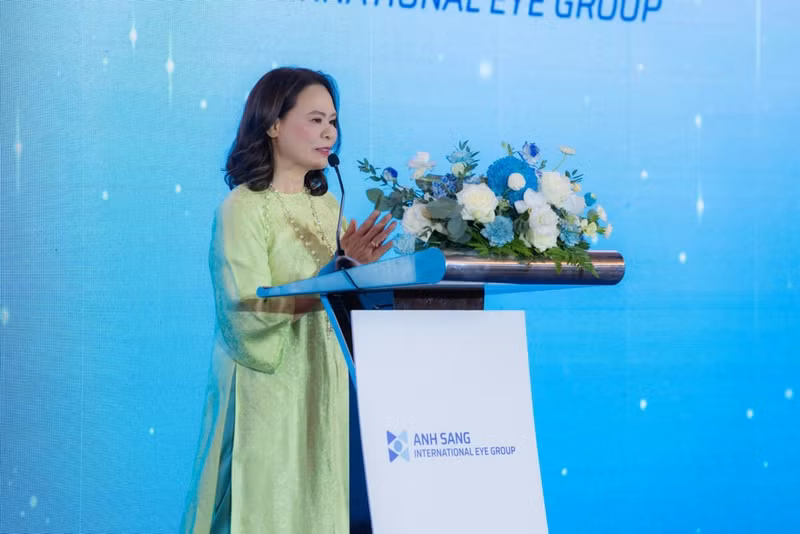 La doctora Vu Thi Thanh, directora del Hospital Oftalmológico Anh Sang y exdirectora del Hospital Oftalmológico de Hanói, diserta en el evento.