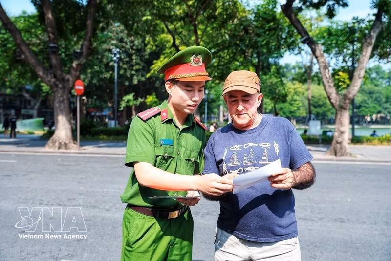 Presentan a un turista extranjero el quiosco de la "Estación de Policía Inteligente", facilitando así el acceso a los servicios de asistencia policial para los extranjeros. (Foto: VNA)