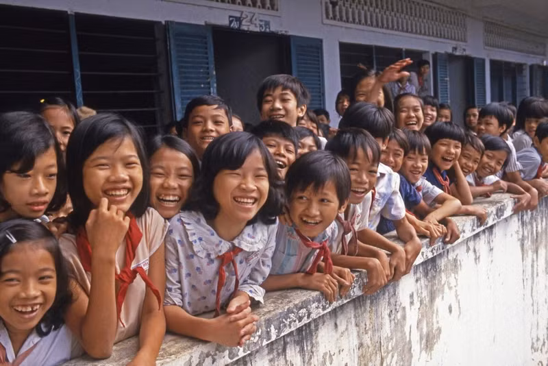 Obra “Grupo de niños en una escuela primaria en Hanói, Vietnam, en 1987”, de Lily Franey. (Foto: Comité Organizador)