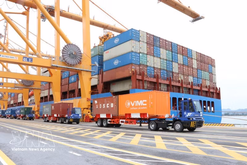 Manipulación de carga en las terminales de contenedores 3 y 4 del puerto internacional TIL, en el puerto de Hai Phong. (Foto: VNA)