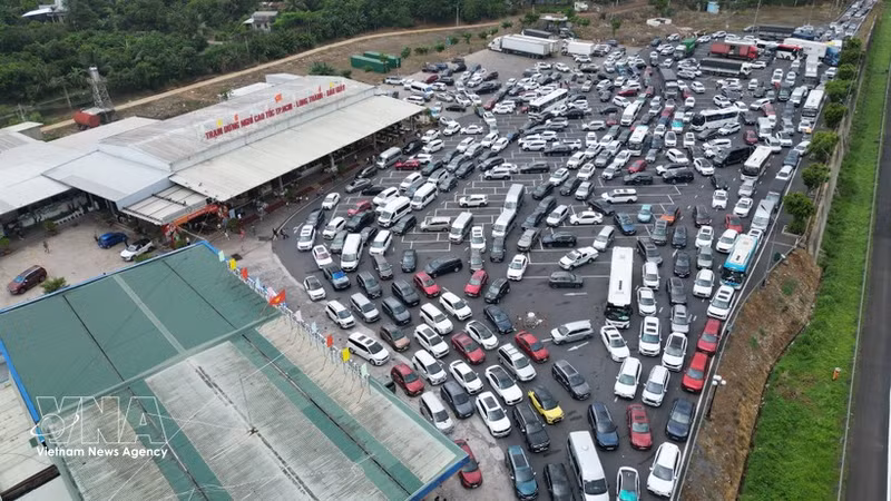La autopista Phan Thiet - Dau Giay, en dirección a Phan Thiet, presenta tráfico denso y circulación lenta. (Foto: VNA)
