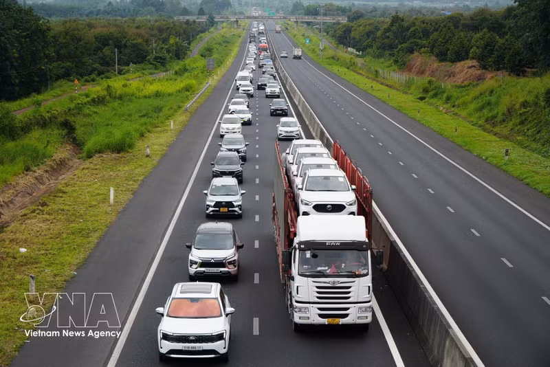 La autopista Phan Thiet - Dau Giay, en dirección a Phan Thiet, presenta tráfico denso y circulación lenta. (Foto: VNA)