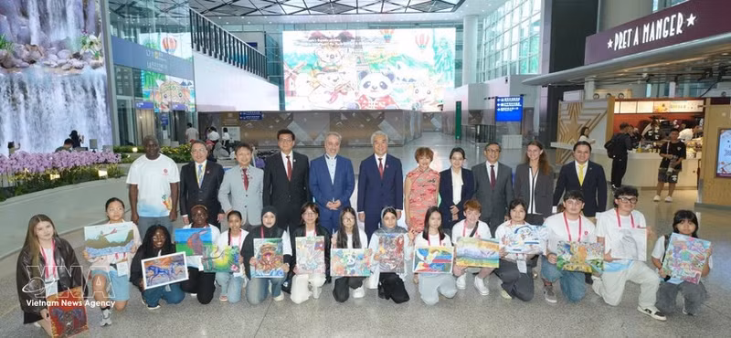 La concursante Hoang Ngoc Han, de 13 años (segunda por la izquierda en la primera fila), con su pintura ganadora junto a otros premiados del concurso. (Foto: VNA)