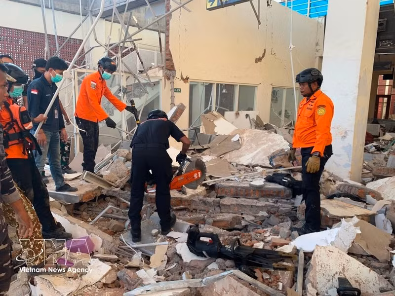 Equipos de rescate buscan víctimas tras el terremoto del 15 de agosto de 2026 en Flores, Indonesia. (Foto: Xinhua/VNA)
