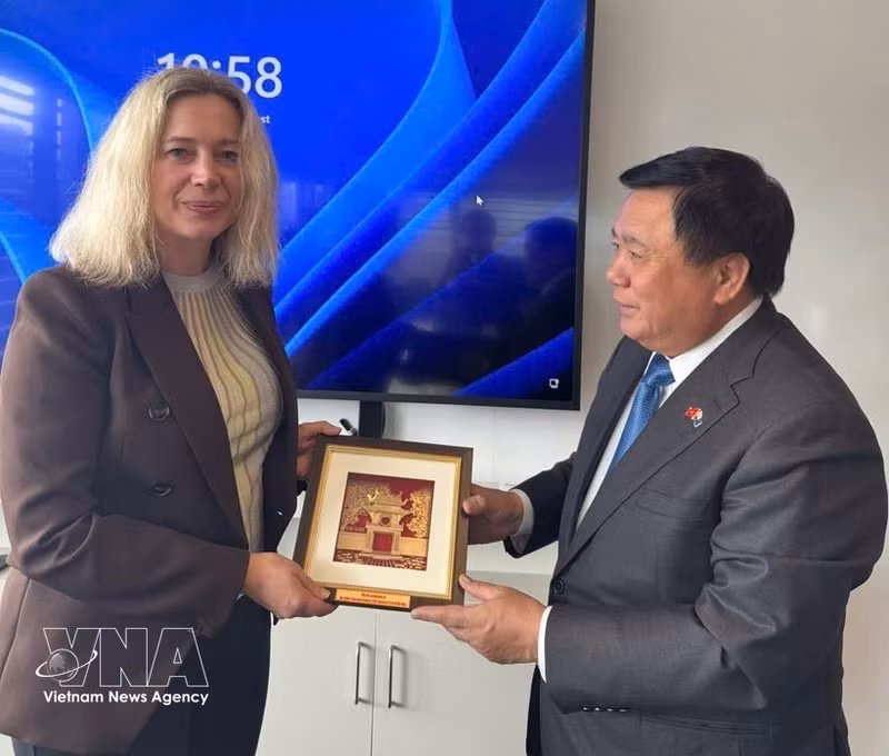 El miembro del Buró Político del Partido Comunista de Vietnam, director de la Academia Nacional de Política Ho Chi Minh y presidente del Consejo Teórico Central, Nguyen Xuan Thang, se reúne con Antje Fiedler, directora del Instituto Asia-Nueva Zelanda (NZAI) de la Universidad de Auckland. (Foto: VNA)