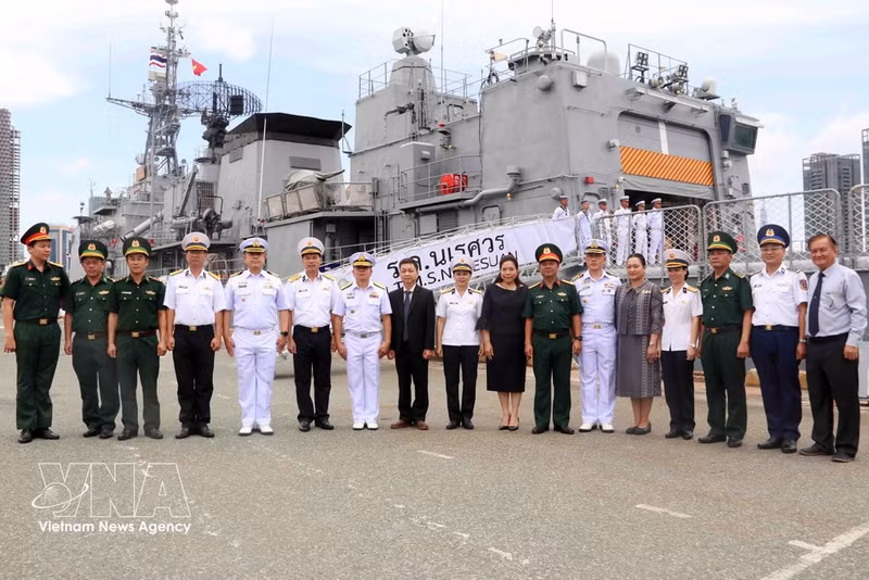 Delegados asistentes a la ceremonia de bienvenida del buque H.T.M.S. Naresuan (FFG 421) de la Real Armada de Tailandia. (Foto: VNA)