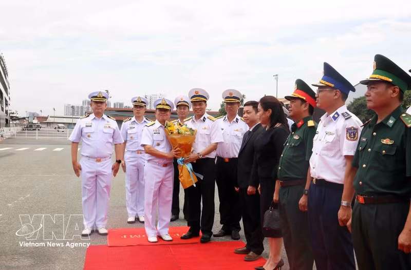 El coronel Pham Tien Dung, subjefe del Estado Mayor de la Región Naval 2 entrega flores para dar la bienvenida al contralmirante Borworn Phromkaewngam, subdirector de la Academia Naval Real de Tailandia. (Foto: VNA)
