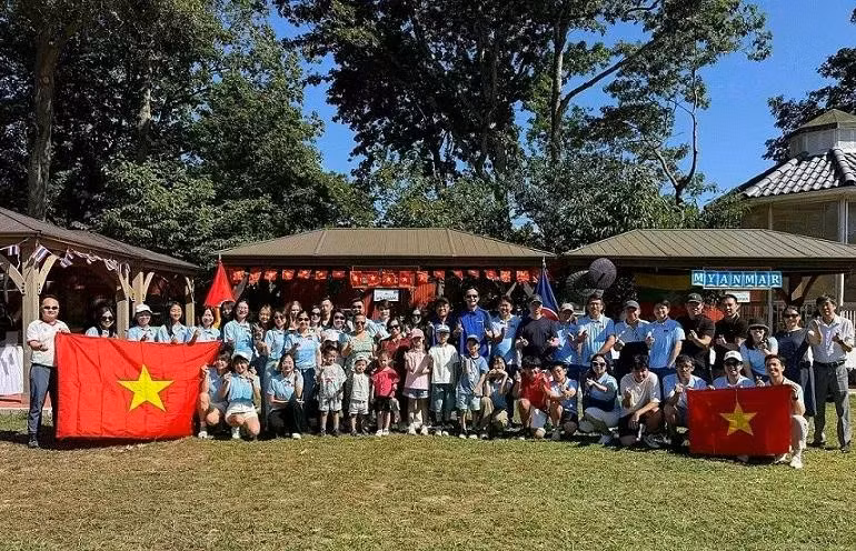 El embajador Do Hung Viet, jefe de la Misión Permanente de Vietnam ante las Naciones Unidas, funcionarios de la misión y sus familiares, participan en el evento. (Foto: Misión Permanente de Vietnam ante las Naciones Unidas)