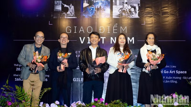 Representantes de las entidades organizadoras de la exposición “Encrucijada de Vietnam” en Da Lat. (Foto: Comité Organizador)