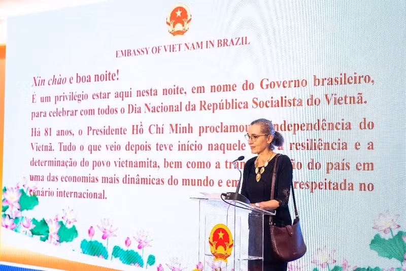 La embajadora Susan Kleebank, viceministra de Relaciones Exteriores de Brasil, transmite las felicitaciones del canciller Mauro Vieira al Gobierno y al pueblo de Vietnam con motivo del Día Nacional. (Foto: Embajada de Vietnam en Brasil)