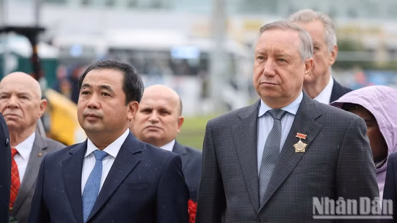 Tran Duc Thang, secretario del Comité del Partido Comunista en Hanói, y Alexander Beglov, gobernador de San Petersburgo, en la ceremonia de colocación de ofrendas florales en el monumento al presidente Ho Chi Minh.
