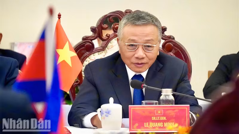 El teniente general Le Quang Minh, subdirector del Departamento Político General del Ejército Popular de Vietnam y vicepresidente permanente del Comité Especial del Gobierno, habla a los asistentes. (Foto: Le Thanh)
