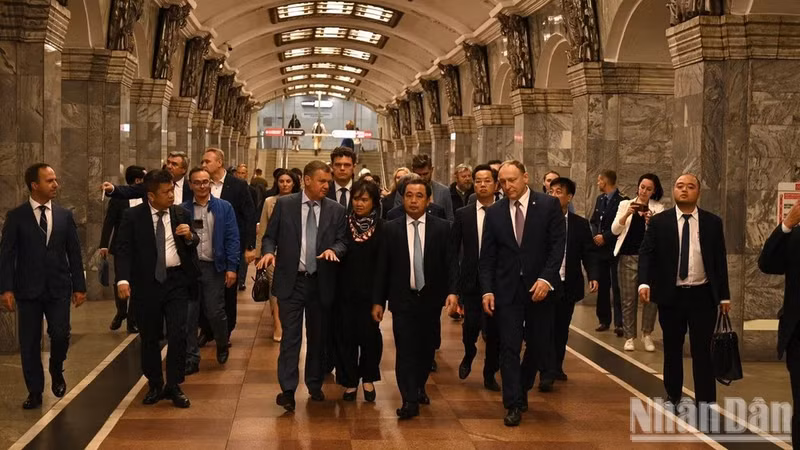El secretario del Comité del Partido Comunista de Vietnam en Hanói, Tran Duc Thang, inspecciona las líneas del metro de San Petersburgo.