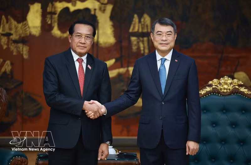 El primer ministro vietnamita, Le Minh Hung, (derecha) durante su reunión con el inspector general del Estado de Laos, Vanhxay Phongsavanh (Foto: VNA)