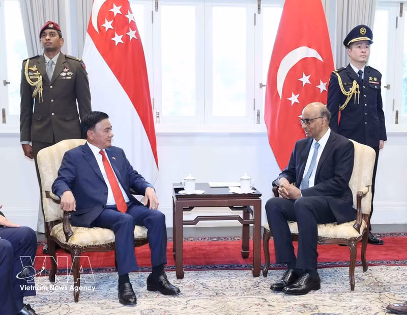 El miembro del Buró Político y permanente del Secretariado del Comité Central del Partido Comunista de Vietnam, Tran Cam Tu, y el presidente de Singapur, Tharman Shanmugaratnam (Foto: VNA)