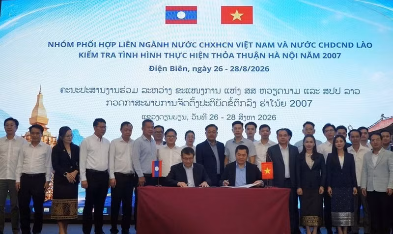 Representantes del grupo de coordinación interministerial de Vietnam y Laos firman el acta de la reunión. (Foto: Ministerio de Industria y Comercio)