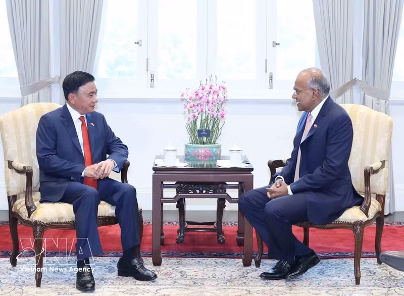 El miembro del Buró Político y permanente del Secretariado del Comité Central del Partido Comunista de Vietnam, Tran Cam Tu, y el ministro sénior de Singapur K. Shanmugam (Foto: VNA)