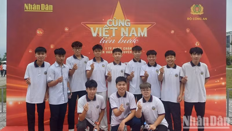Estudiantes de Cao Bang participan en el programa “Avanzamos con Vietnam” en 2025.