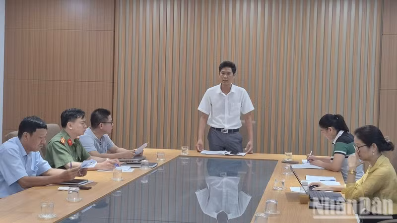 Representantes del Servicio de Cultura, Deportes y Turismo de Cao Bang intervienen en la reunión.