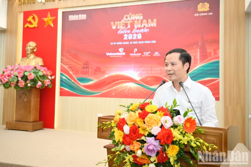 En representación de Vietcombank, Le Hoang Tung interviene en la rueda de prensa.