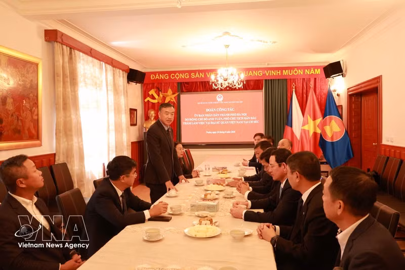 El embajador de Vietnam en la República Checa, Duong Hoai Nam, interviene en la reunión. (Foto: VNA)