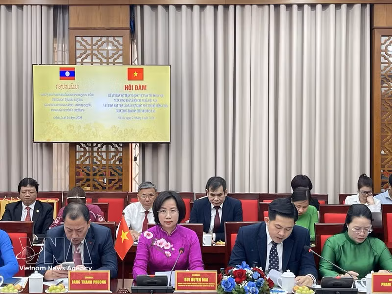 La presidenta del Comité del FPV de Hanói, Bui Huyen Mai, interviene en la cita (Foto: VNA)