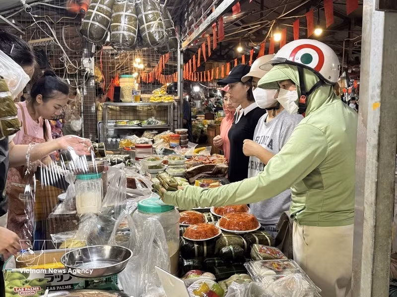 Los consumidores compran alimentos para el Festival Vu Lan. (Foto: VNA)