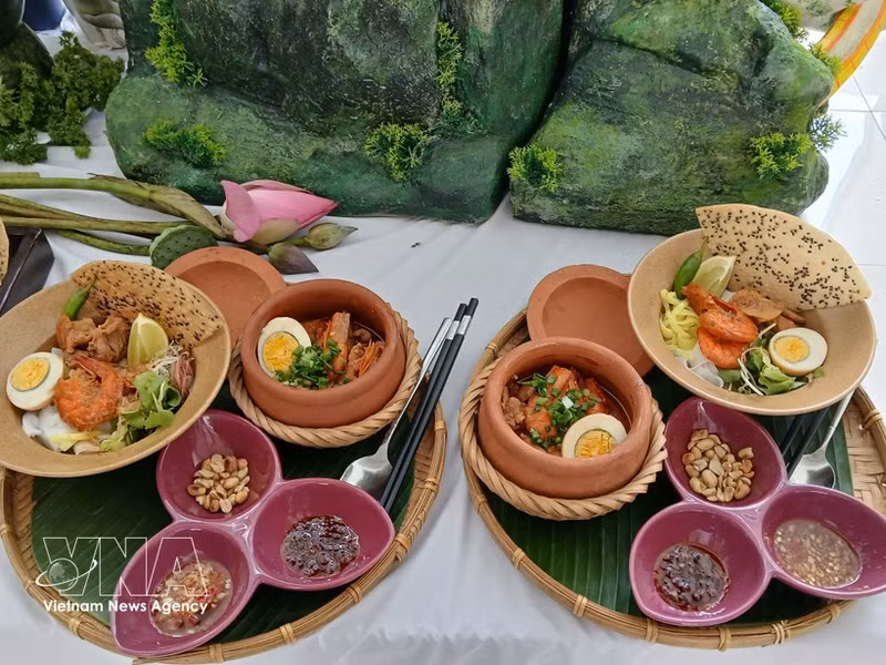 Los fideos Quang se han convertido en uno de los platos emblemáticos de la cocina vietnamita -y específicamente de la región central de Vietnam-, contribuyendo a promover la marca turística de la ciudad de Da Nang en el mapa del turismo gastronómico nacional e internacional. (Foto: VNA)