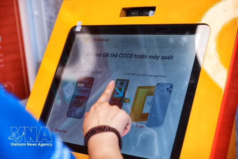 El quiosco guía a los ciudadanos para que se autentiquen utilizando el código QR de su documento de identidad o a través de la aplicación VNeID, con el fin de realizar operaciones en el sistema. (Foto: VNA)