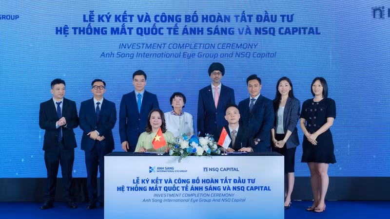 El Sistema Oftalmológico Internacional Anh Sang y el Fondo de Inversión NSQ Capital de Singapur firman un acuerdo de cooperación y anuncian la finalización de la inversión. (Foto: Comité Organizador)