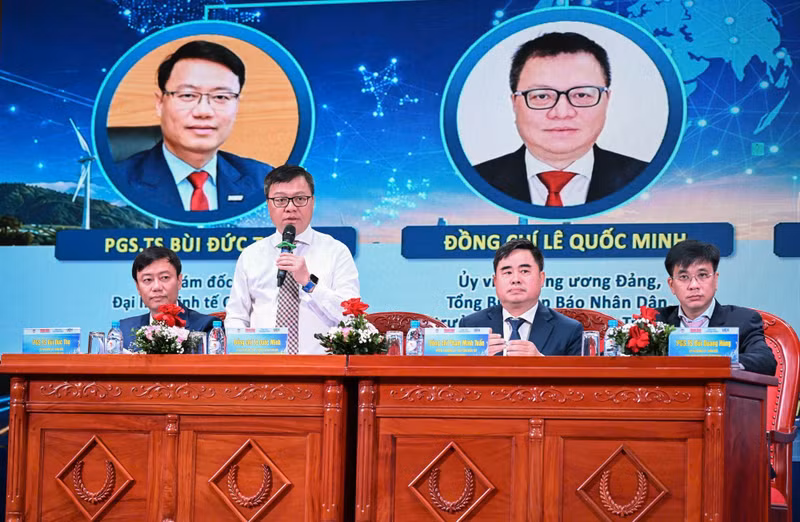 Le Quoc Minh, miembro del Comité Central del Partido Comunista de Vietnam (PCV), presidente-editor del periódico Nhan Dan, subjefe de la Comisión de Propaganda y Movilización de Masas del Comité Central del PCV y titular de la Asociación de Periodistas del país, preside el evento (Foto: Nhan Dan)