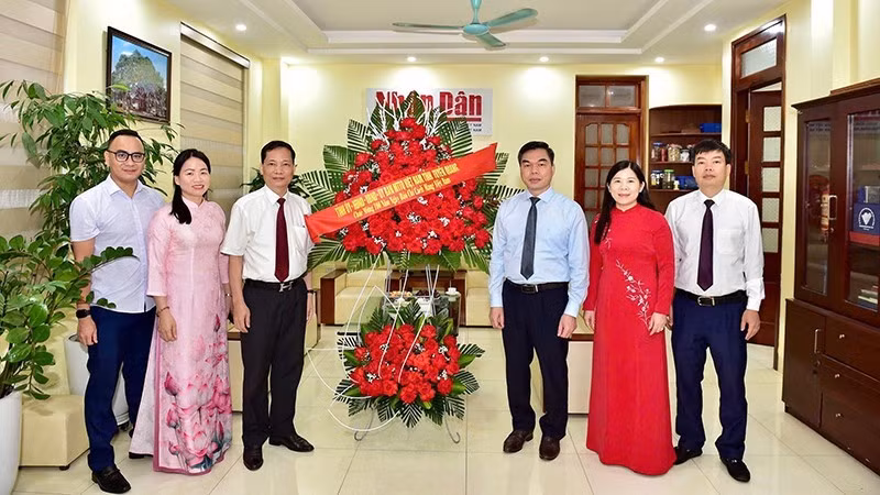 Los líderes de la provincia de Tuyen Quang entregan flores a la Oficina de Representación del periódico Nhan Dan en la localidad.