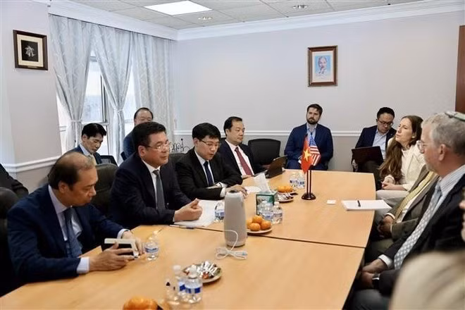 El ministro de Industria y Comercio de Vietnam, Nguyen Hong Dien, en la reunión con líderes de la Asociación Estadounidense de Ropa y Calzado (AAFA) y las principales empresas textiles, de confección y calzado de Estados Unidos. (Foto: VNA)