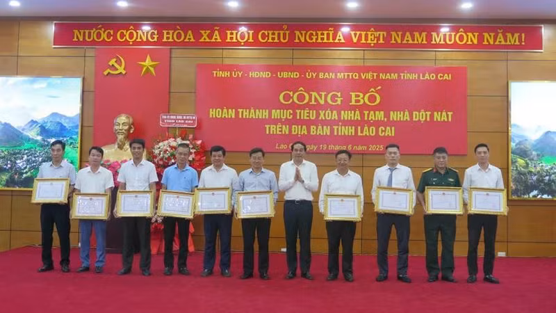 Entregan certificados de mérito a personas destadas en el programa de eliminación de viviendas precarias en Lao Cai, el 19 de junio. (Foto: VNA)