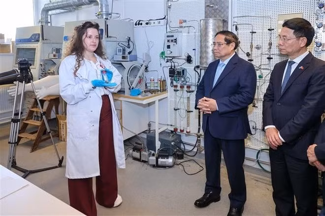 El primer ministro Pham Minh Chinh (centro) en la División de Ciencias e Ingeniería Nuclear (NSE) del Departamento de Física del Real Instituto de Tecnología (KTH) de Suecia, el 13 de junio de 2025. (Foto: VNA)