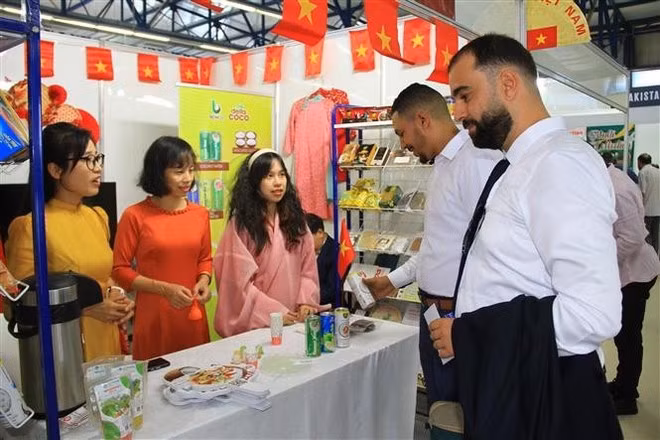 Visistantes en el pabellón de Vietnam. (Foto: VNA)