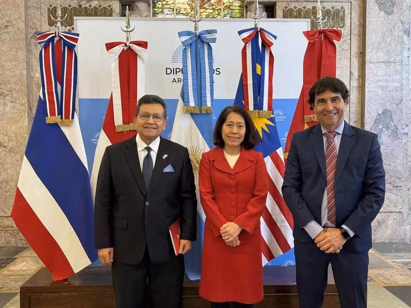 La embajadora de Vietnam, Ngo Minh Nguyet; el embajador de Indonesia, Sulaiman Syarif; y el presidente de la Cámara de Comercio Mercosur - Asean (MACC), Rodolfo Caffaro, en el seminario (Foto: VNA)