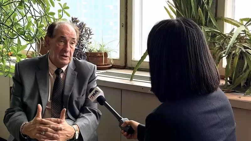 Georgy Toloraia, director ejecutivo del Comité Nacional de Investigación BRICS y director del Centro de Estrategia Rusa en Asia del Instituto de Economía de la Academia de Ciencias de Rusia, responde a las preguntas de la reportera (Foto: VNA)