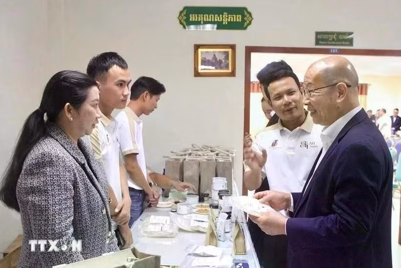 Representantes de Vietnam y Camboya se reunieron en el marco del taller celebrado el 20 de junio en Phnom Penh. (Foto: VNA)