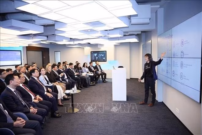 El primer ministro Pham Minh Chinh escucha información sobre el Centro e-Estonia. Foto