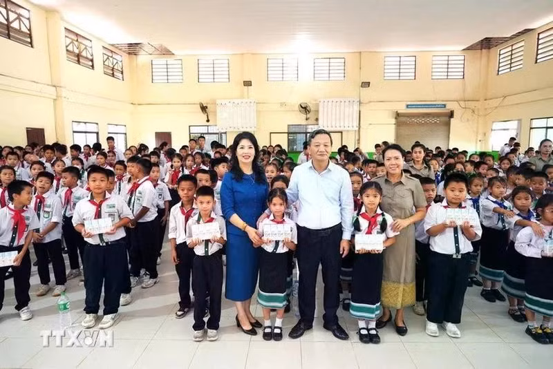 El embajador de Vietnam en Laos, Nguyen Minh Tam y su esposa se toman una foto con representantes escolares y alumnos de la Escuela Bilingüe Laos-Vietnamita Nguyen Du. (Foto: VNA)