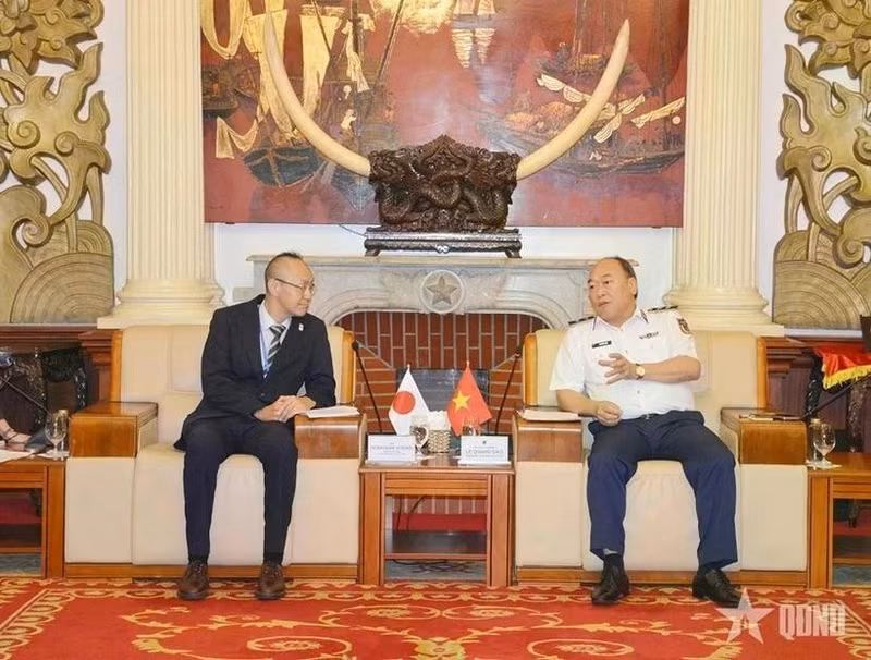 Kobayashi Yosuke, representante jefe de la Oficina de JICA en Vietnam (izquierda) y el teniente general Le Quang Dao, comandante de la Guardia Costera de Vietnam (Foto: qdnd.vn)