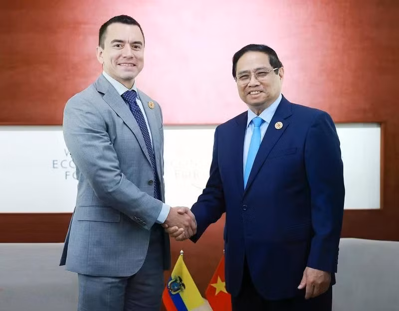 El primer ministro vietnamita, Pham Minh Chinh, sostiene un encuentro con el presidente ecuatoriano Daniel Noboa. (Foto: VNA)