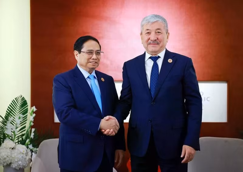 El primer ministro de Vietnam, Pham Minh Chinh (izquierda), y su par de Kirguistán, Adylbek Kasimalyev (Foto: VNA)