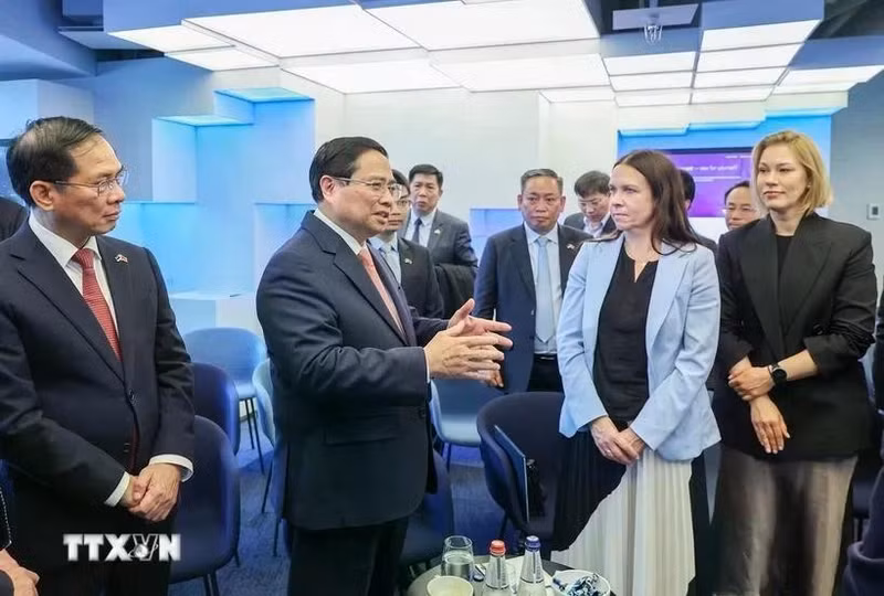 El primer ministro de Vietnam, Pham Minh Chinh, visita el Centro e-Estonia (Foto: VNA)