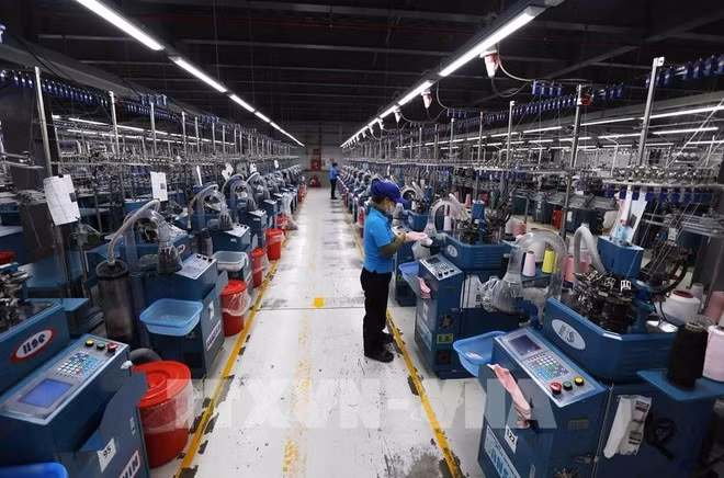 La empresa SUNJIN AT&amp;C VINA LLC, ubicada en la zona económica de Chan May – Lang Co, en la ciudad de Hue, con capital 100% surcoreano, se especializa en la producción de productos de tejido de punto para exportación. (Foto: VNA).